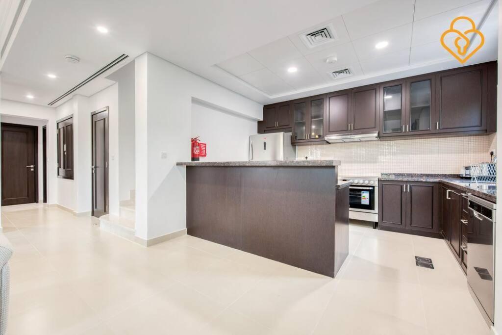 Villa Keysplease Beautiful 3 B/r With Garden, Serena Dubai
