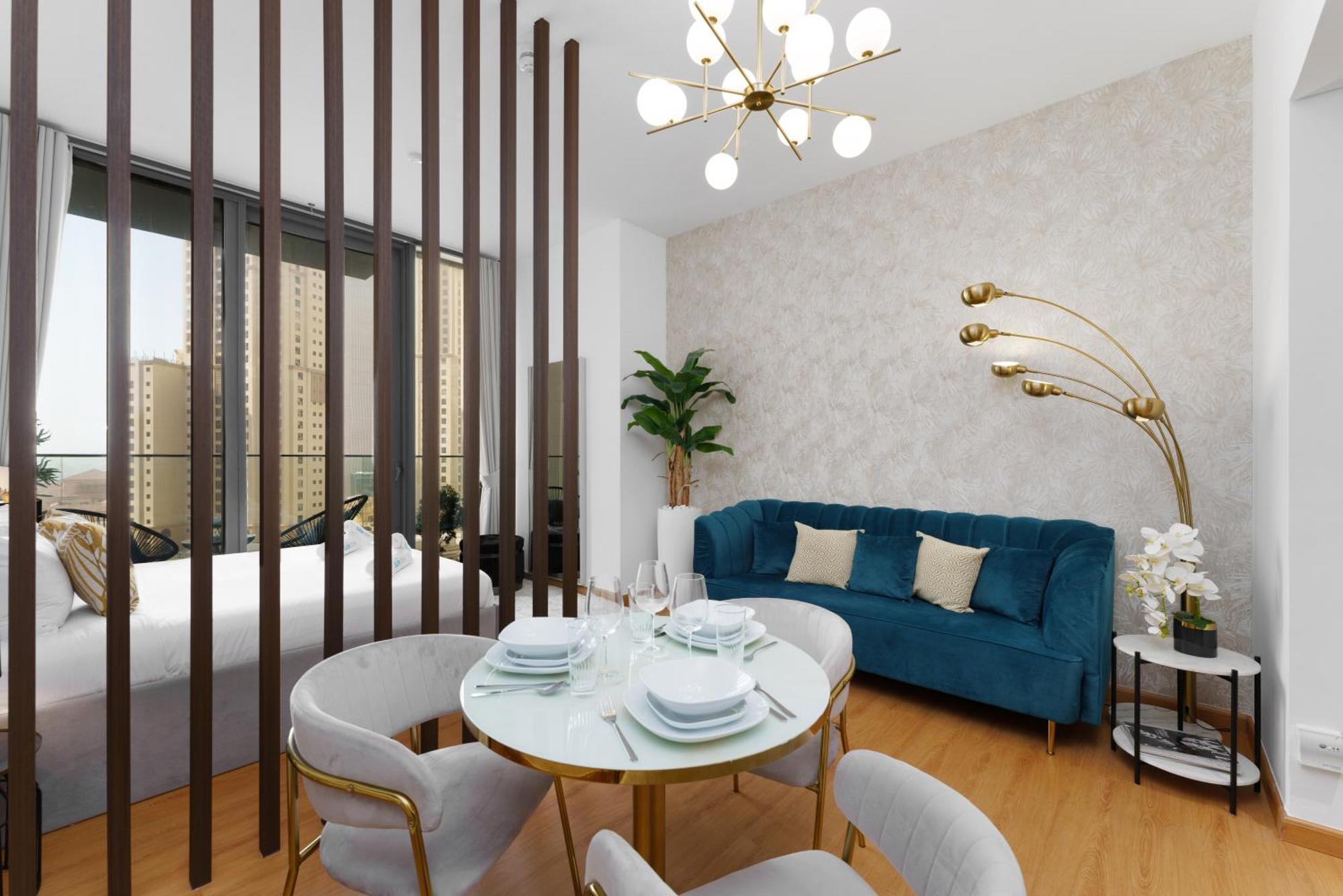 Apartment Luxury Living By The Marina In Liv