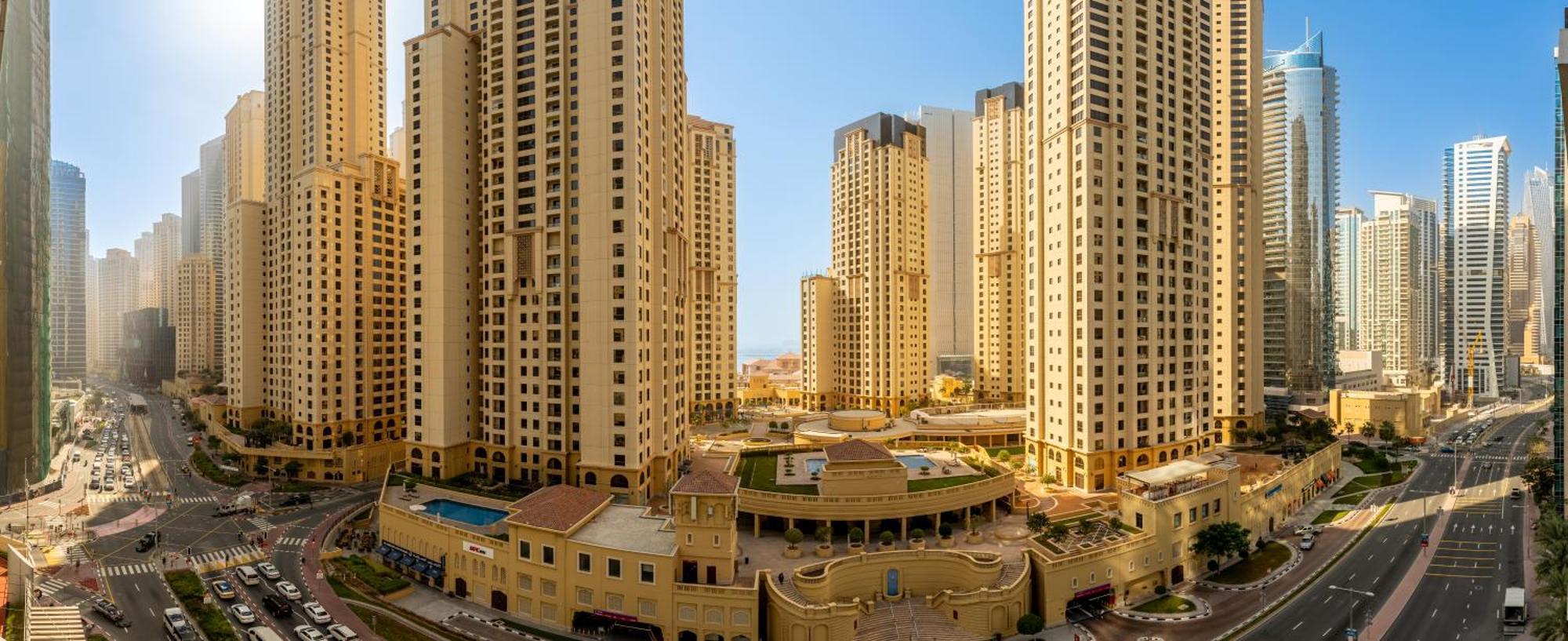 Apartment Luxury Living By The Marina In Liv