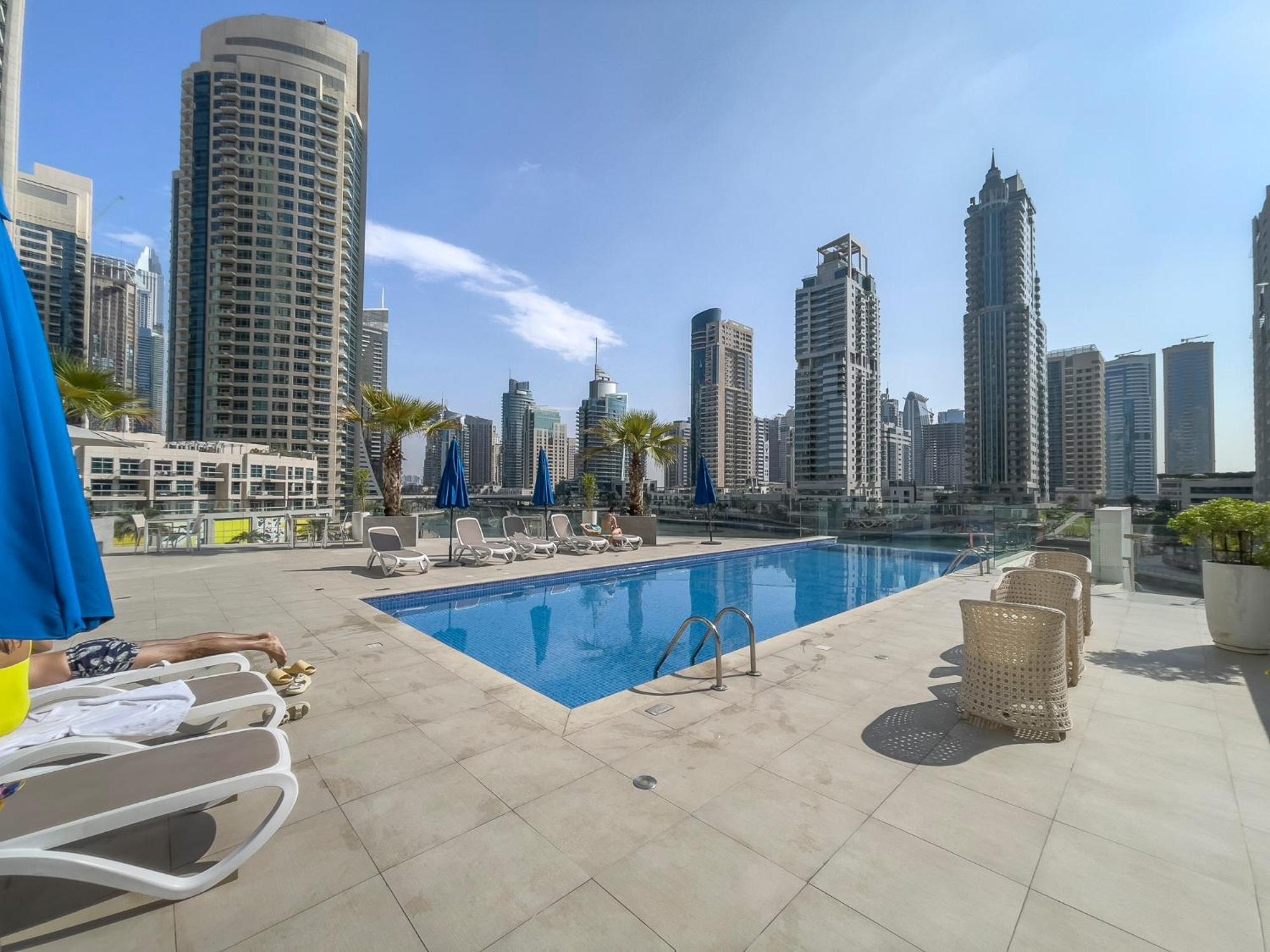 Apartment Luxury Living By The Marina In Liv