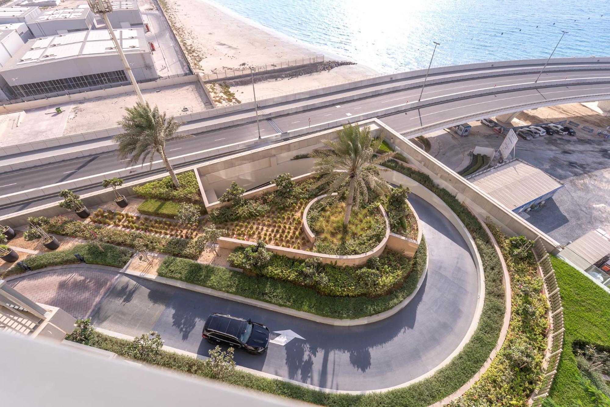 Blazing By The Seaside - Suiteable Apartment