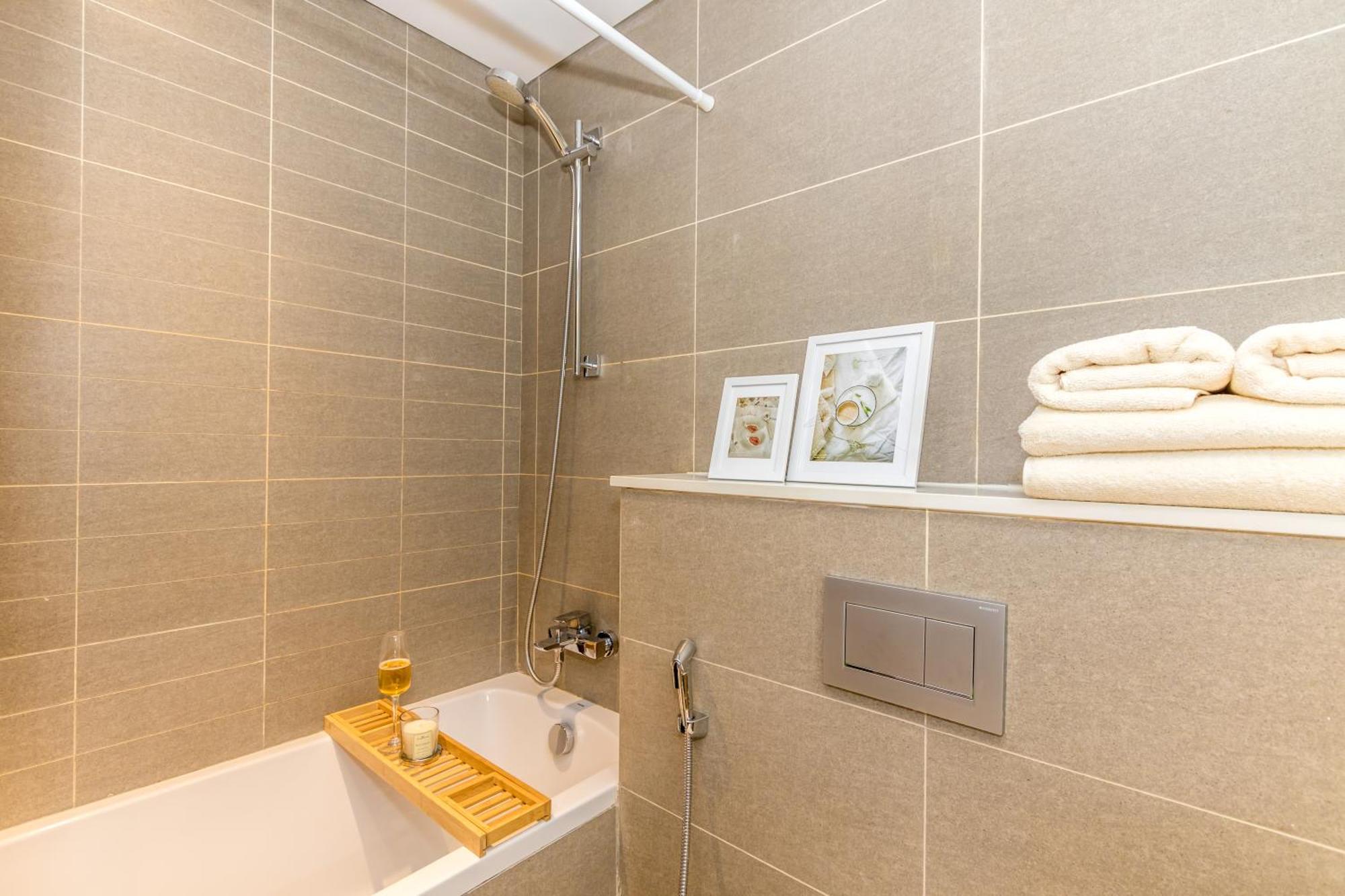 Gma Liv 2br Partly Sea View *