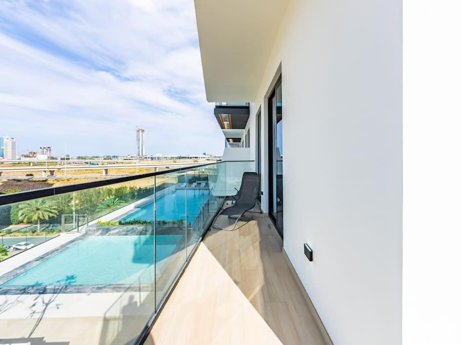 Stunning With Artful Interior And Urban Views Apartment *