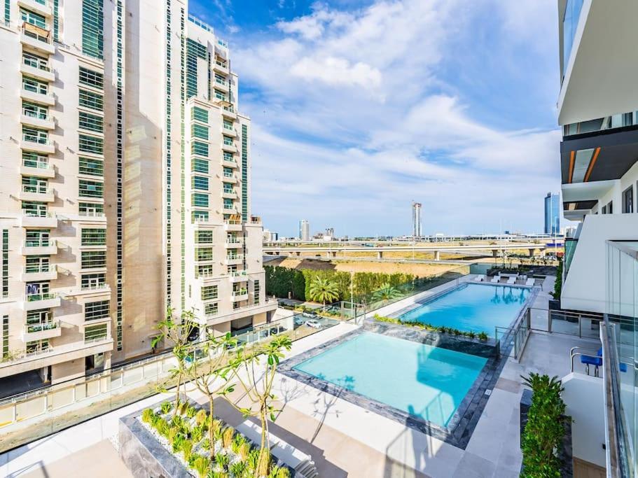 Apartment Stunning With Artful Interior And Urban Views
