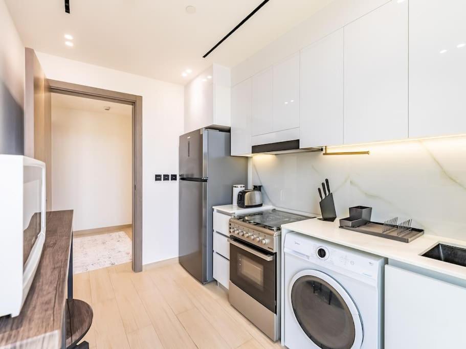 Apartment Stunning With Artful Interior And Urban Views *
