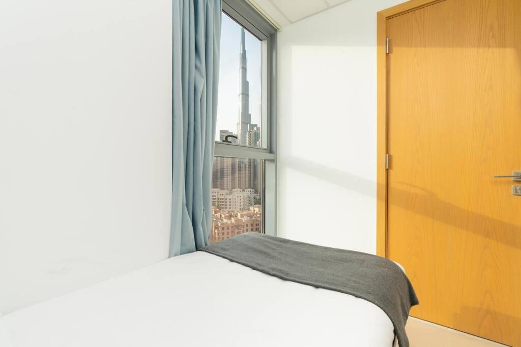 Spacious 4 Bedrooms Great Location Burj Khalifa View Amazing Pool And Gym, Perfect ! Apartment Dubai