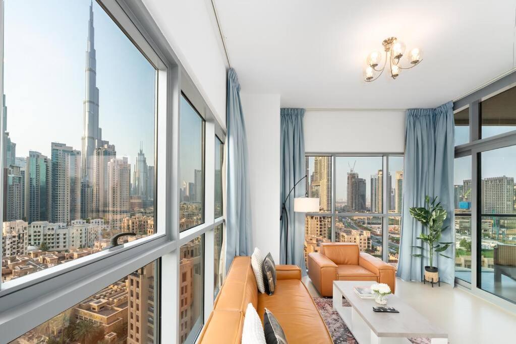 Spacious 4 Bedrooms Great Location Burj Khalifa View Amazing Pool And Gym, Perfect ! Apartment *