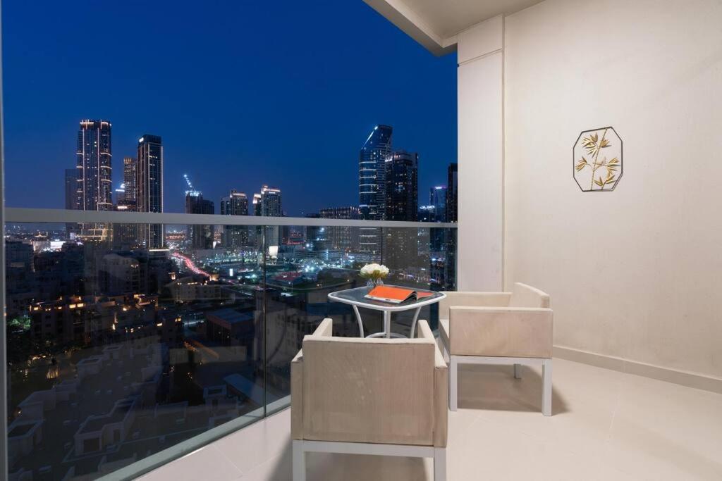 Apartment Spacious 4 Bedrooms Great Location Burj Khalifa View Amazing Pool And Gym, Perfect ! Dubai