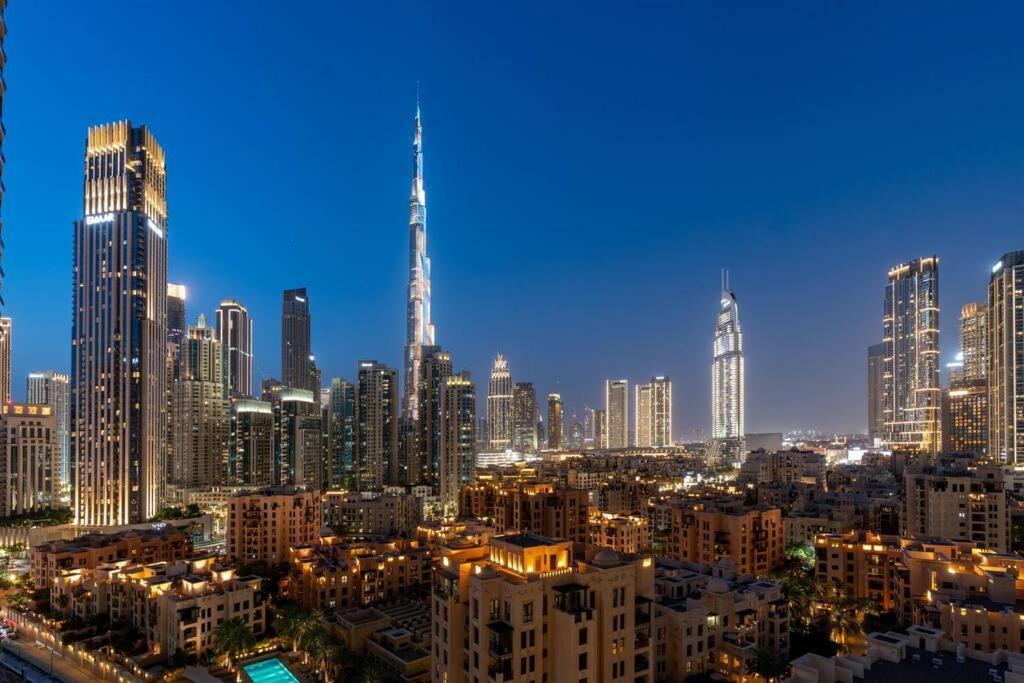 Spacious 4 Bedrooms Great Location Burj Khalifa View Amazing Pool And Gym, Perfect !