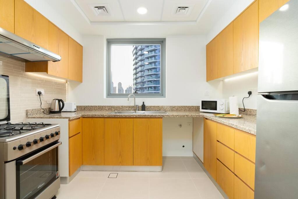 Spacious 4 Bedrooms Great Location Burj Khalifa View Amazing Pool And Gym, Perfect ! Apartment Dubai