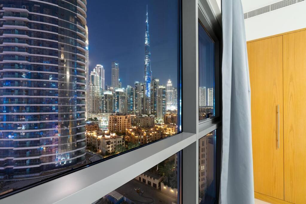 Spacious 4 Bedrooms Great Location Burj Khalifa View Amazing Pool And Gym, Perfect ! Dubai