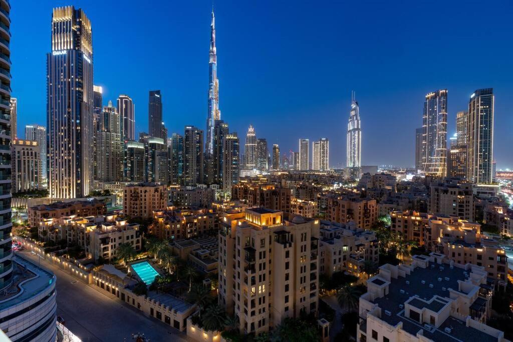 Apartment Spacious 4 Bedrooms Great Location Burj Khalifa View Amazing Pool And Gym, Perfect ! *