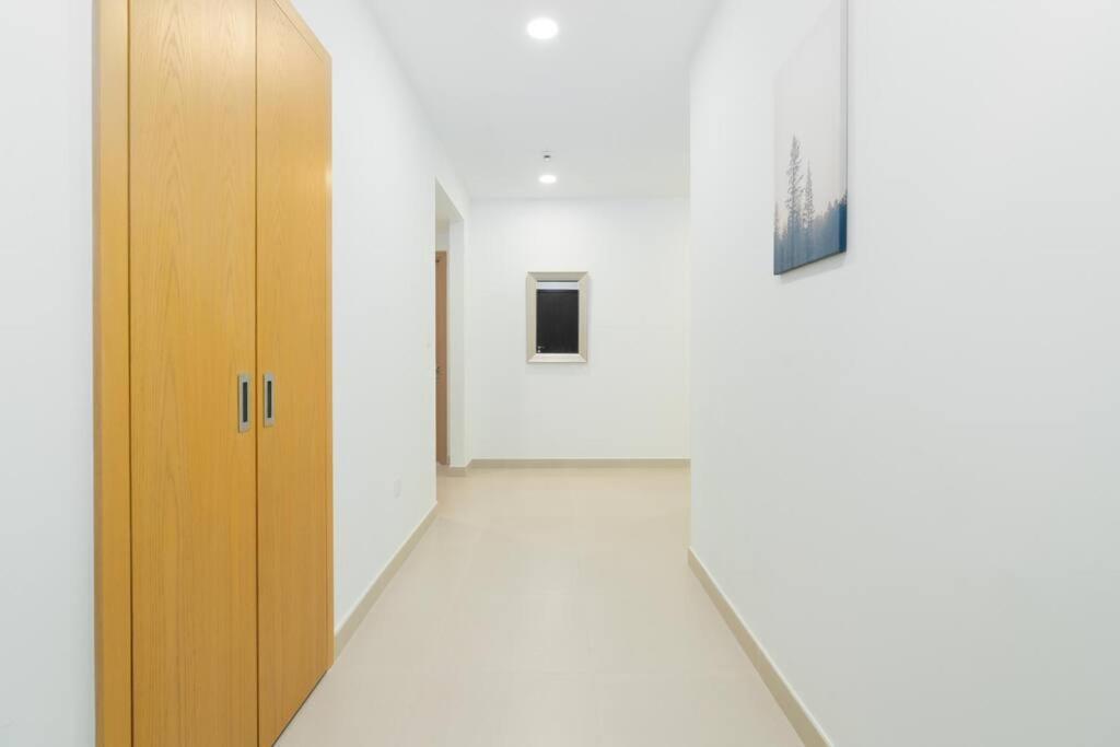 Spacious 4 Bedrooms Great Location Burj Khalifa View Amazing Pool And Gym, Perfect ! *