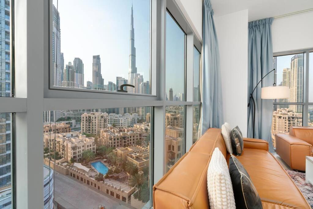 Spacious 4 Bedrooms Great Location Burj Khalifa View Amazing Pool And Gym, Perfect ! Apartment Dubai
