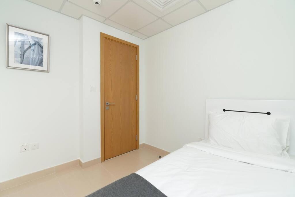 Spacious 4 Bedrooms Great Location Burj Khalifa View Amazing Pool And Gym, Perfect ! Apartment *