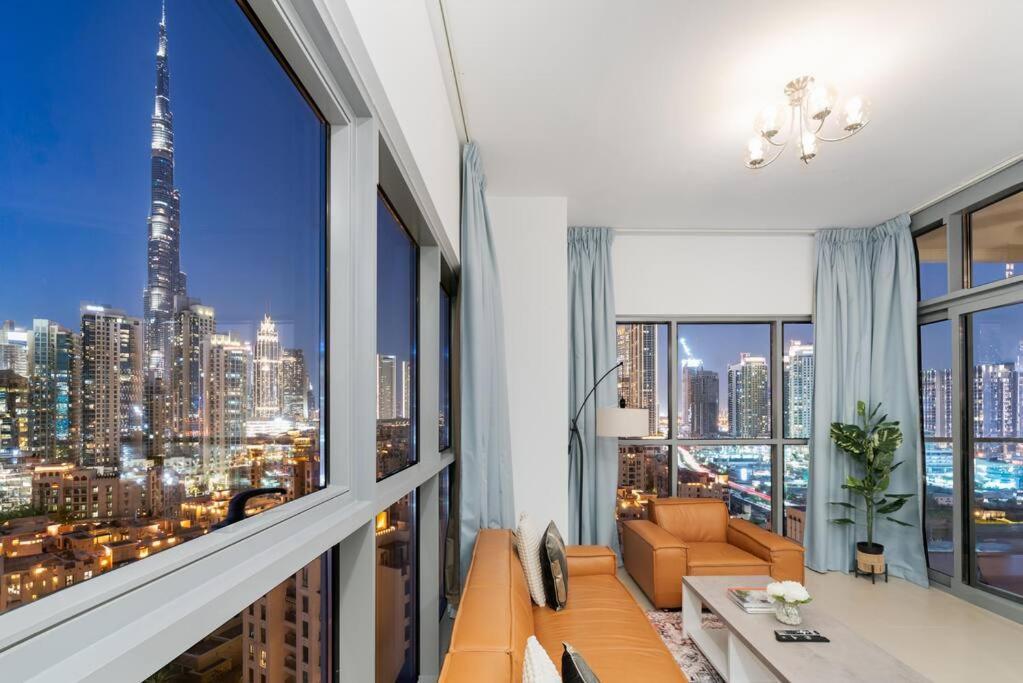 Spacious 4 Bedrooms Great Location Burj Khalifa View Amazing Pool And Gym, Perfect !