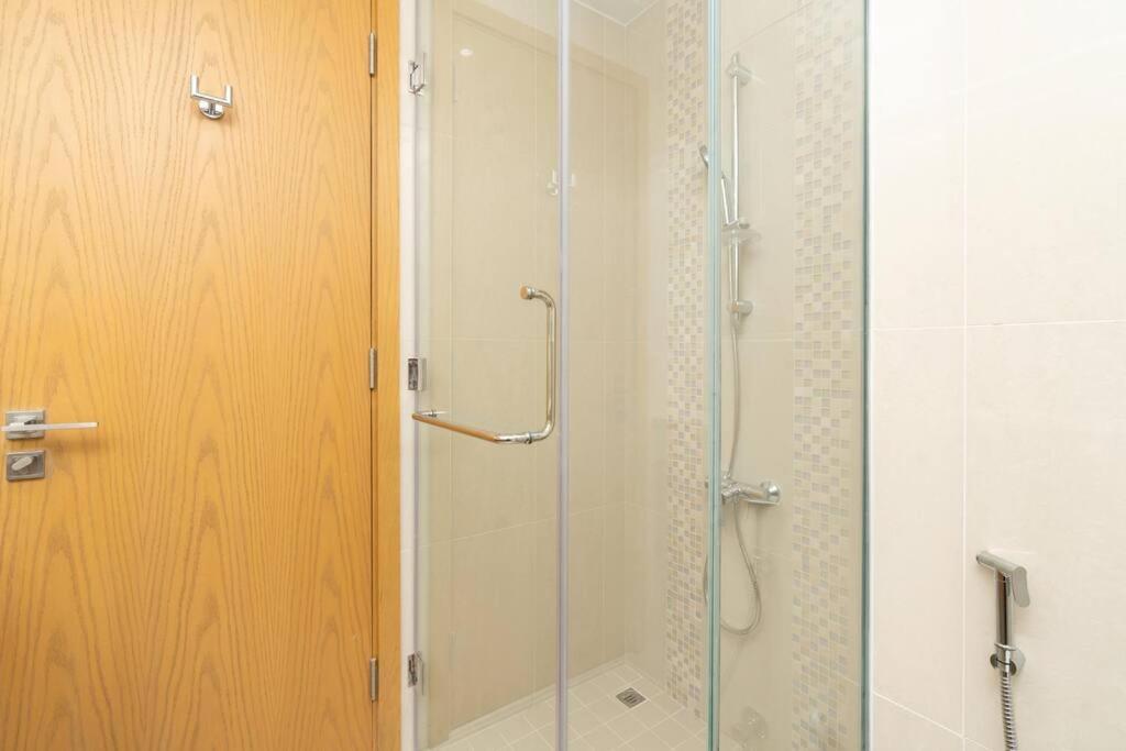 Spacious 4 Bedrooms Great Location Burj Khalifa View Amazing Pool And Gym, Perfect ! Apartment