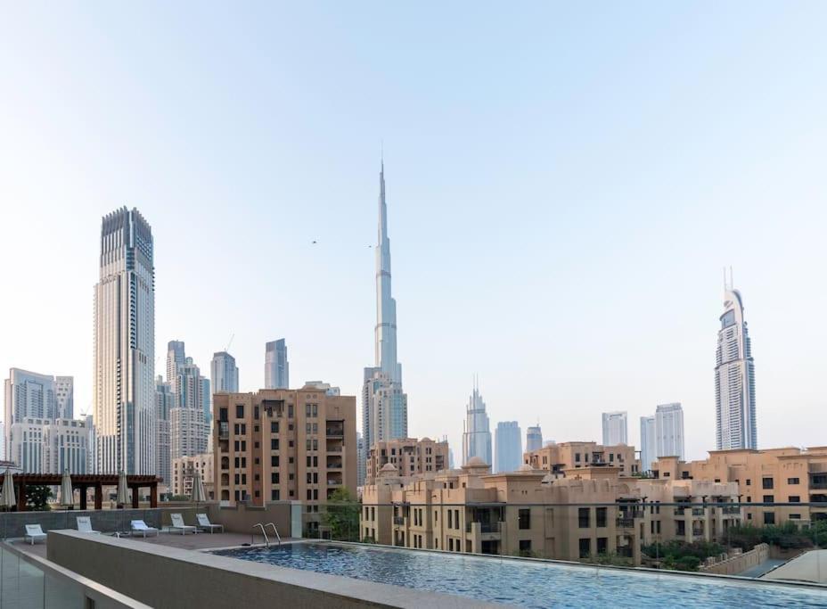 Spacious 4 Bedrooms Great Location Burj Khalifa View Amazing Pool And Gym, Perfect ! Apartment Dubai