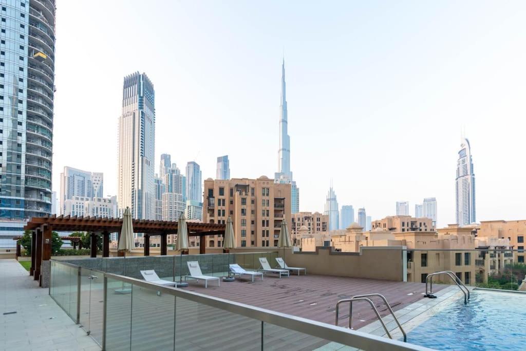 Apartment Spacious 4 Bedrooms Great Location Burj Khalifa View Amazing Pool And Gym, Perfect ! Dubai