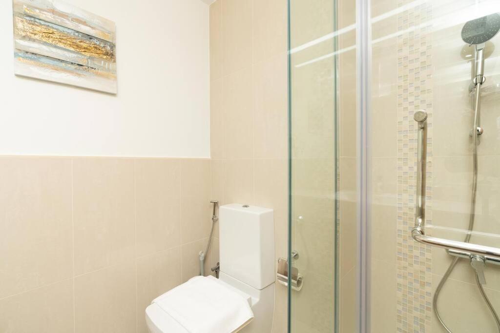 Apartment Spacious 4 Bedrooms Great Location Burj Khalifa View Amazing Pool And Gym, Perfect ! *