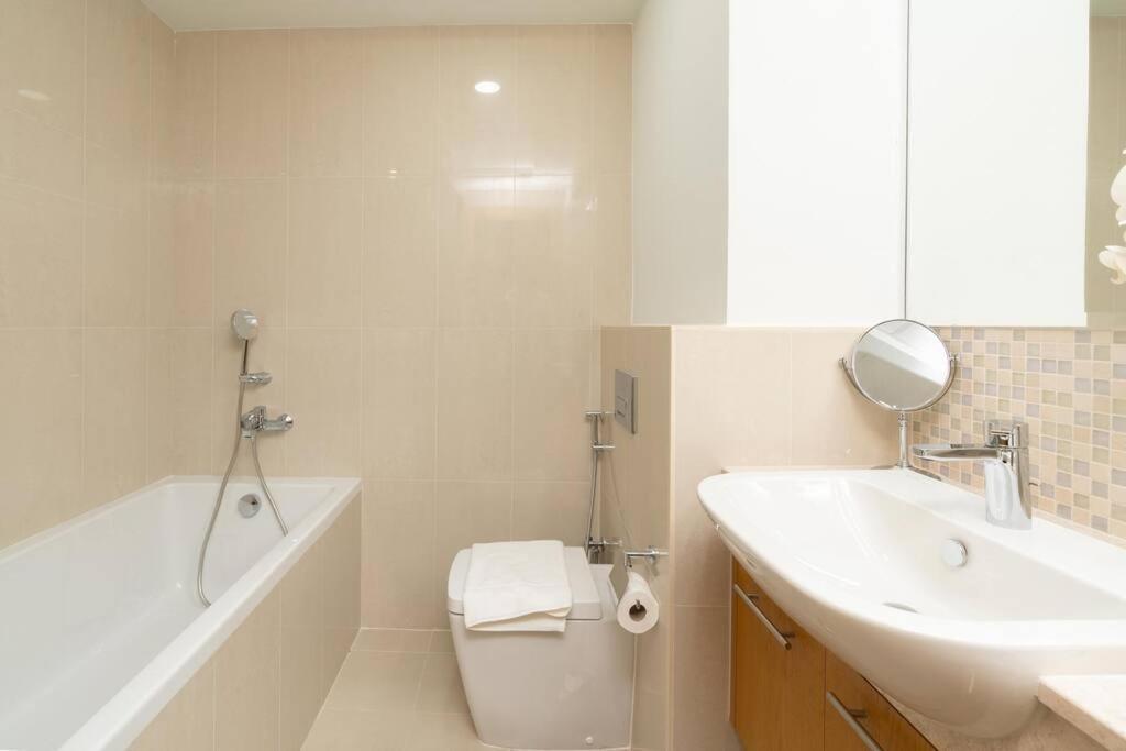 Spacious 4 Bedrooms Great Location Burj Khalifa View Amazing Pool And Gym, Perfect ! * Dubai
