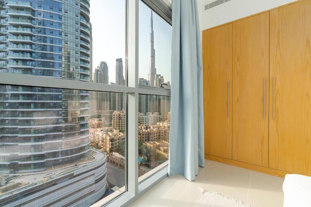 Spacious 4 Bedrooms Great Location Burj Khalifa View Amazing Pool And Gym, Perfect ! Apartment Dubai