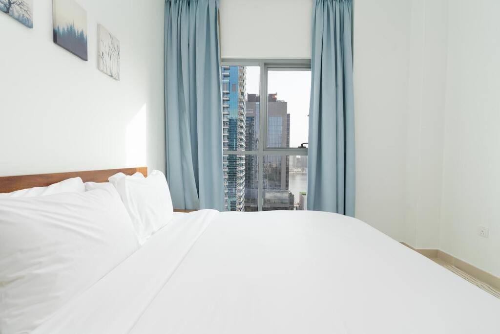 Spacious 4 Bedrooms Great Location Burj Khalifa View Amazing Pool And Gym, Perfect ! Apartment *