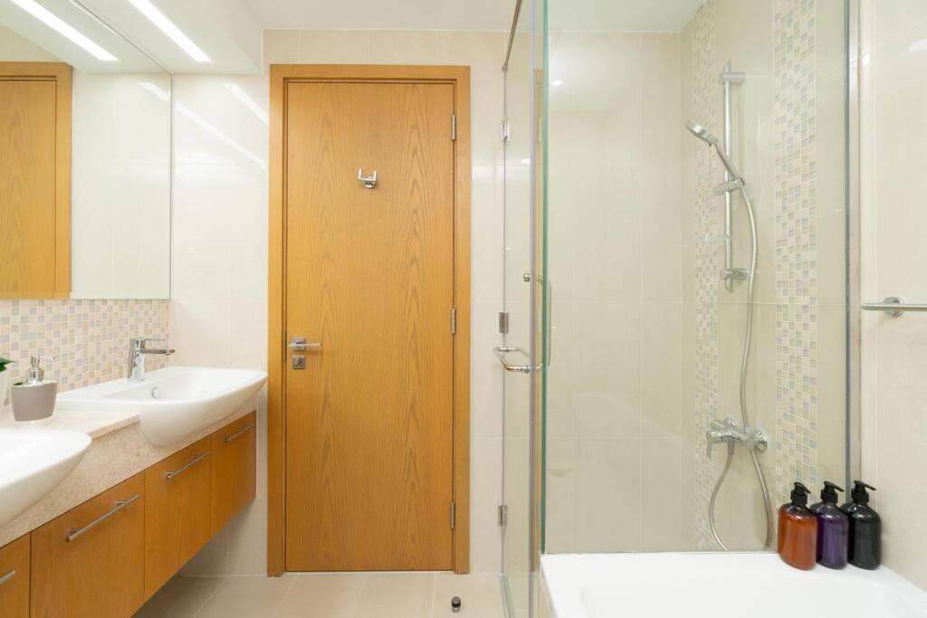 Spacious 4 Bedrooms Great Location Burj Khalifa View Amazing Pool And Gym, Perfect ! *