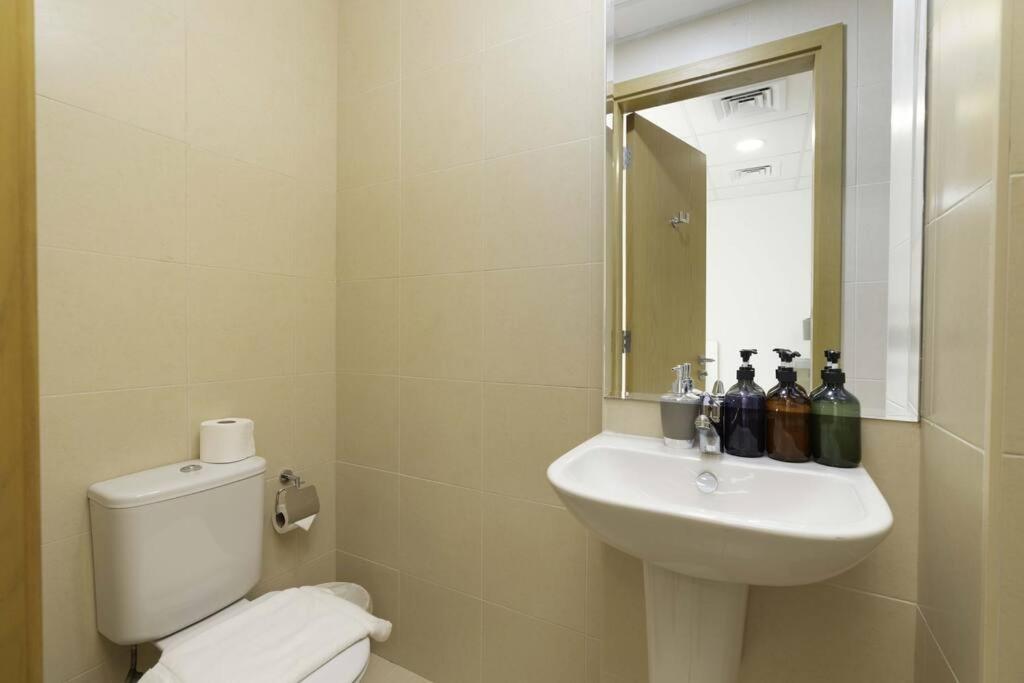 Spacious 4 Bedrooms Great Location Burj Khalifa View Amazing Pool And Gym, Perfect ! Dubai