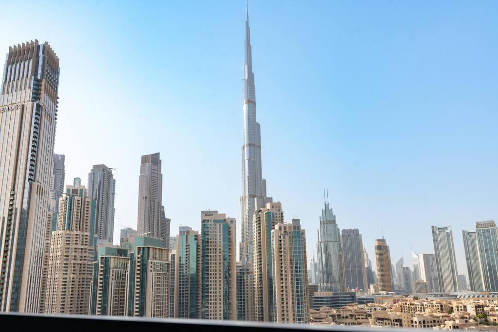 Apartment Spacious 4 Bedrooms Great Location Burj Khalifa View Amazing Pool And Gym, Perfect ! Dubai