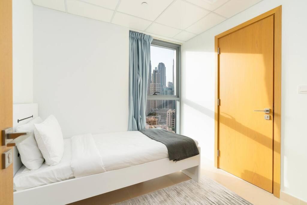 Spacious 4 Bedrooms Great Location Burj Khalifa View Amazing Pool And Gym, Perfect ! Apartment *