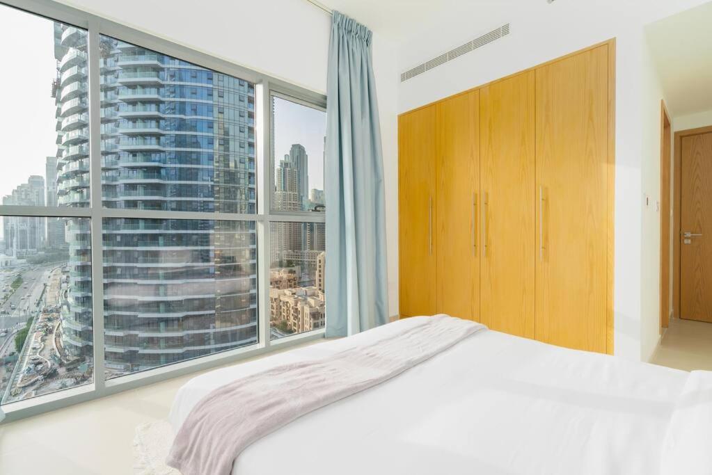 Spacious 4 Bedrooms Great Location Burj Khalifa View Amazing Pool And Gym, Perfect ! Dubai