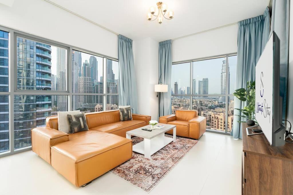 Spacious 4 Bedrooms Great Location Burj Khalifa View Amazing Pool And Gym, Perfect ! Apartment Dubai