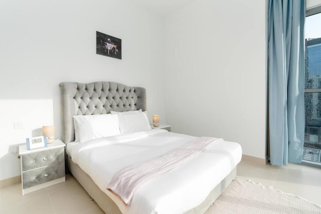 Spacious 4 Bedrooms Great Location Burj Khalifa View Amazing Pool And Gym, Perfect ! Apartment Dubai