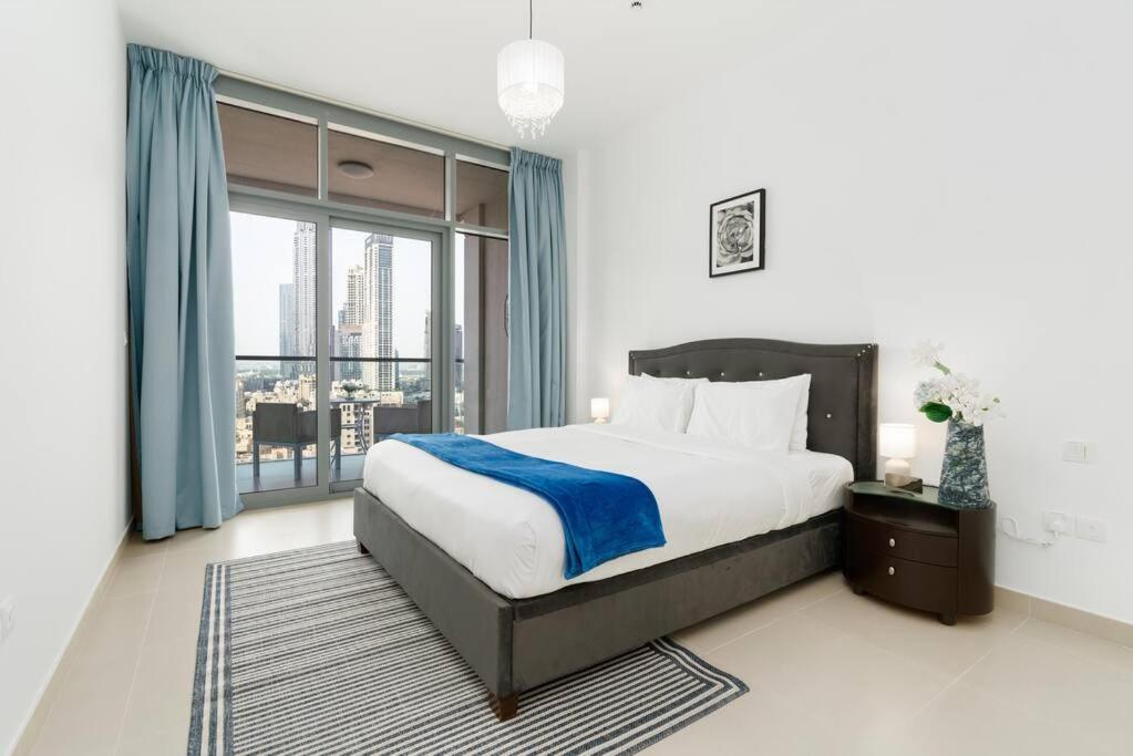 Apartment Spacious 4 Bedrooms Great Location Burj Khalifa View Amazing Pool And Gym, Perfect ! Dubai