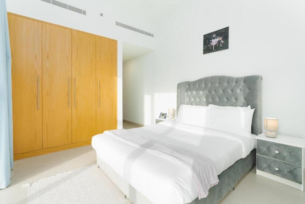 Spacious 4 Bedrooms Great Location Burj Khalifa View Amazing Pool And Gym, Perfect ! Apartment