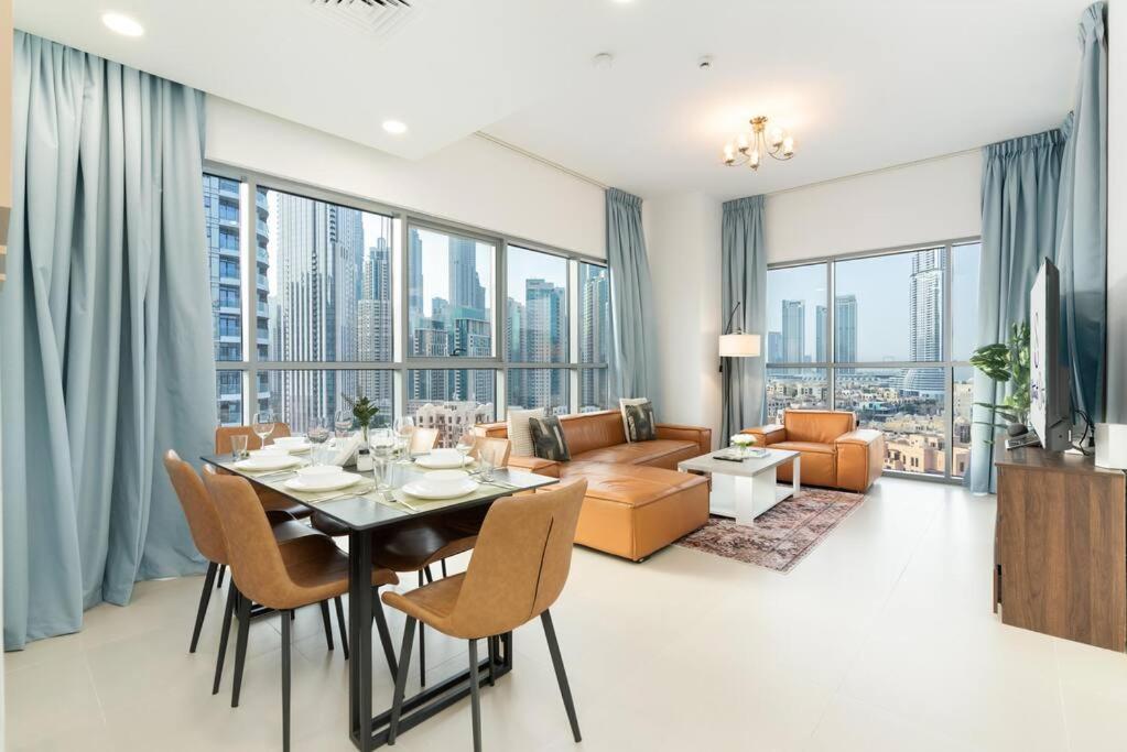 Spacious 4 Bedrooms Great Location Burj Khalifa View Amazing Pool And Gym, Perfect ! Dubai