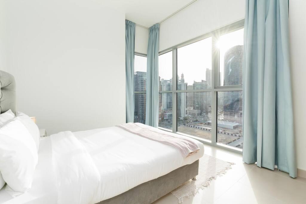 Spacious 4 Bedrooms Great Location Burj Khalifa View Amazing Pool And Gym, Perfect ! Apartment