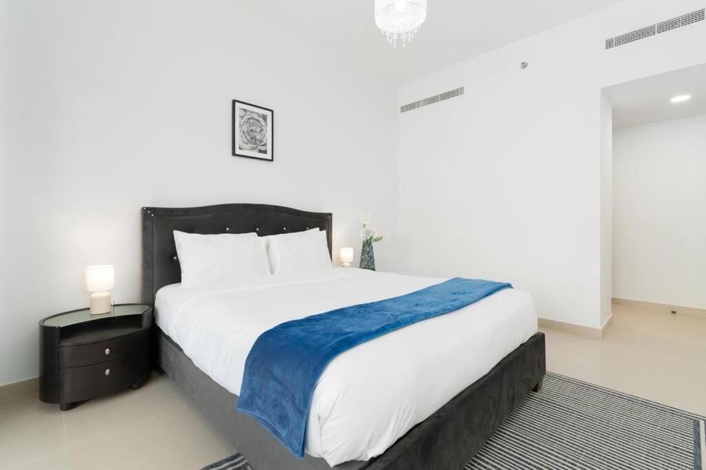 Spacious 4 Bedrooms Great Location Burj Khalifa View Amazing Pool And Gym, Perfect ! Apartment