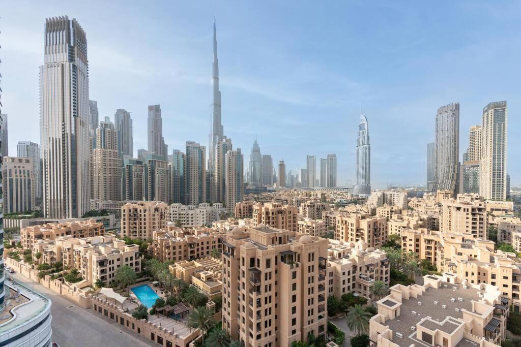Apartment Spacious 4 Bedrooms Great Location Burj Khalifa View Amazing Pool And Gym, Perfect !