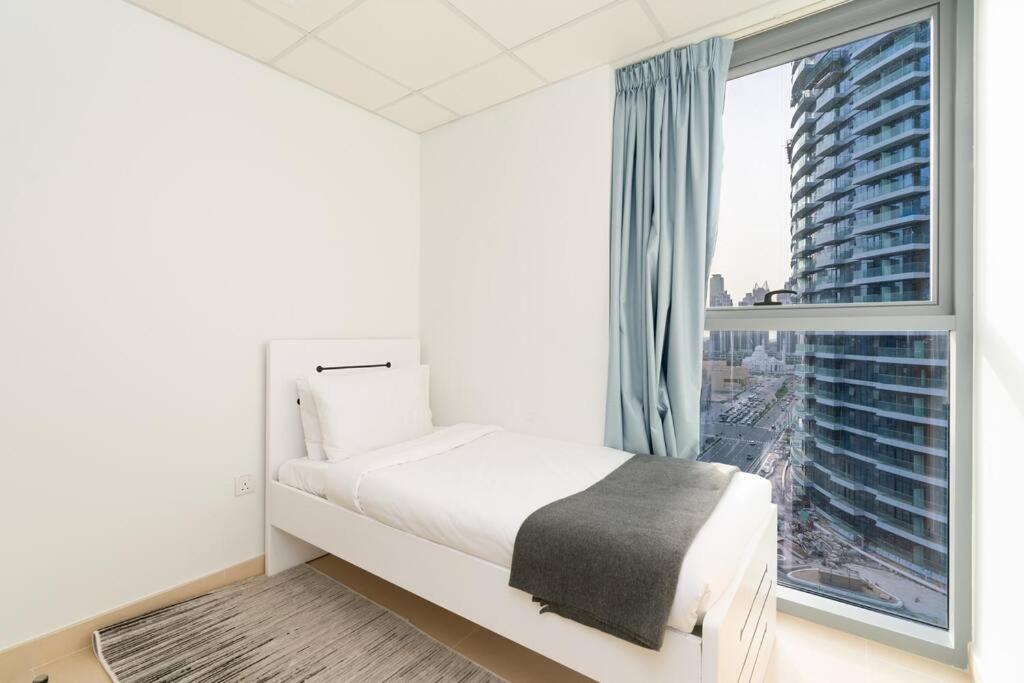 Spacious 4 Bedrooms Great Location Burj Khalifa View Amazing Pool And Gym, Perfect ! *