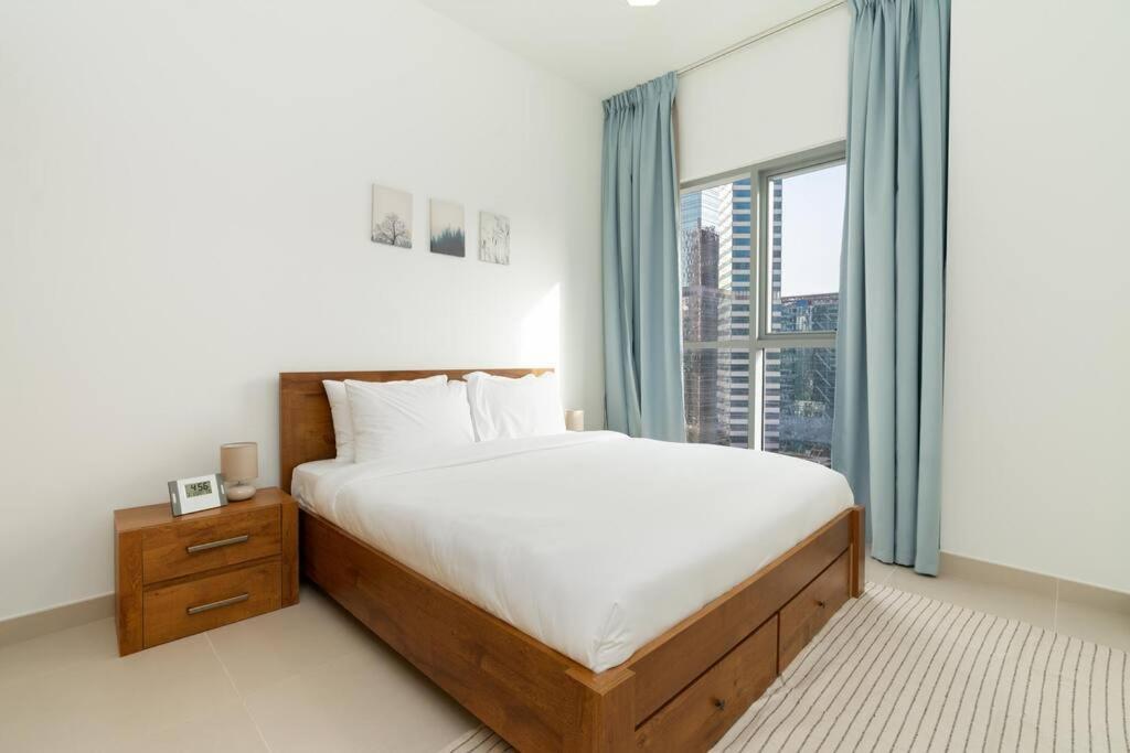 Spacious 4 Bedrooms Great Location Burj Khalifa View Amazing Pool And Gym, Perfect ! * Dubai
