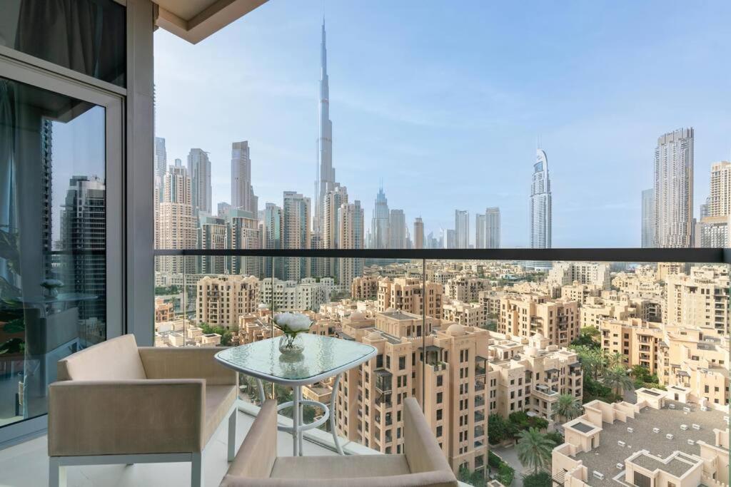 Apartment Spacious 4 Bedrooms Great Location Burj Khalifa View Amazing Pool And Gym, Perfect !