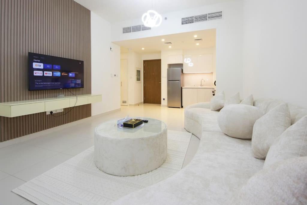 Hills Dreamin Spacious 1br With Balcony *