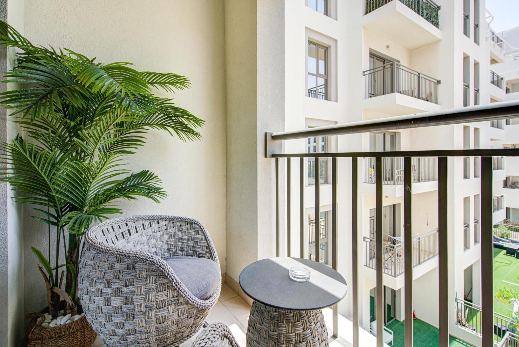 Trophy - Discover Tranquility Living In Sleek Sanctuary *