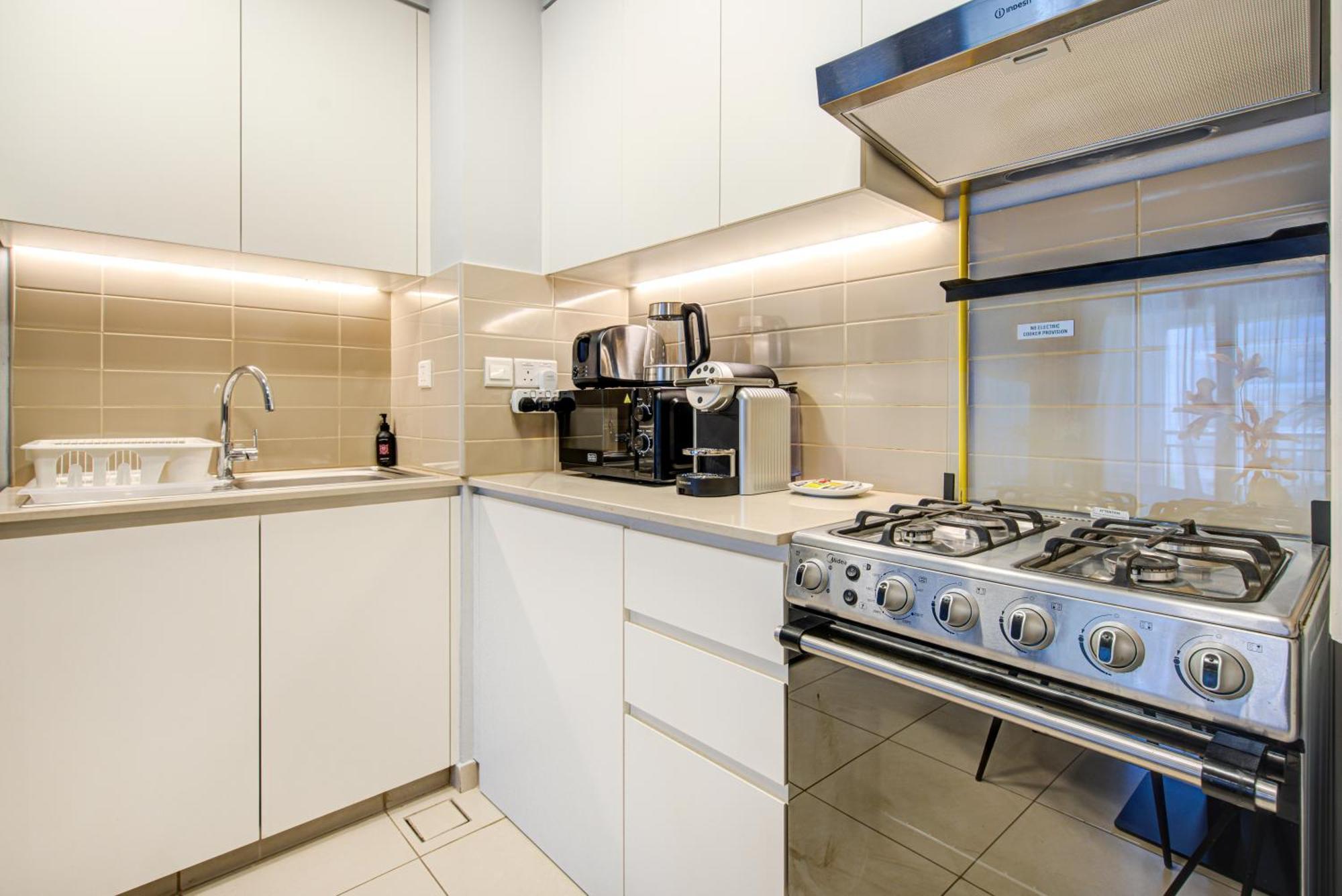 Apartment Trophy - Discover Tranquility Living In Sleek Sanctuary *