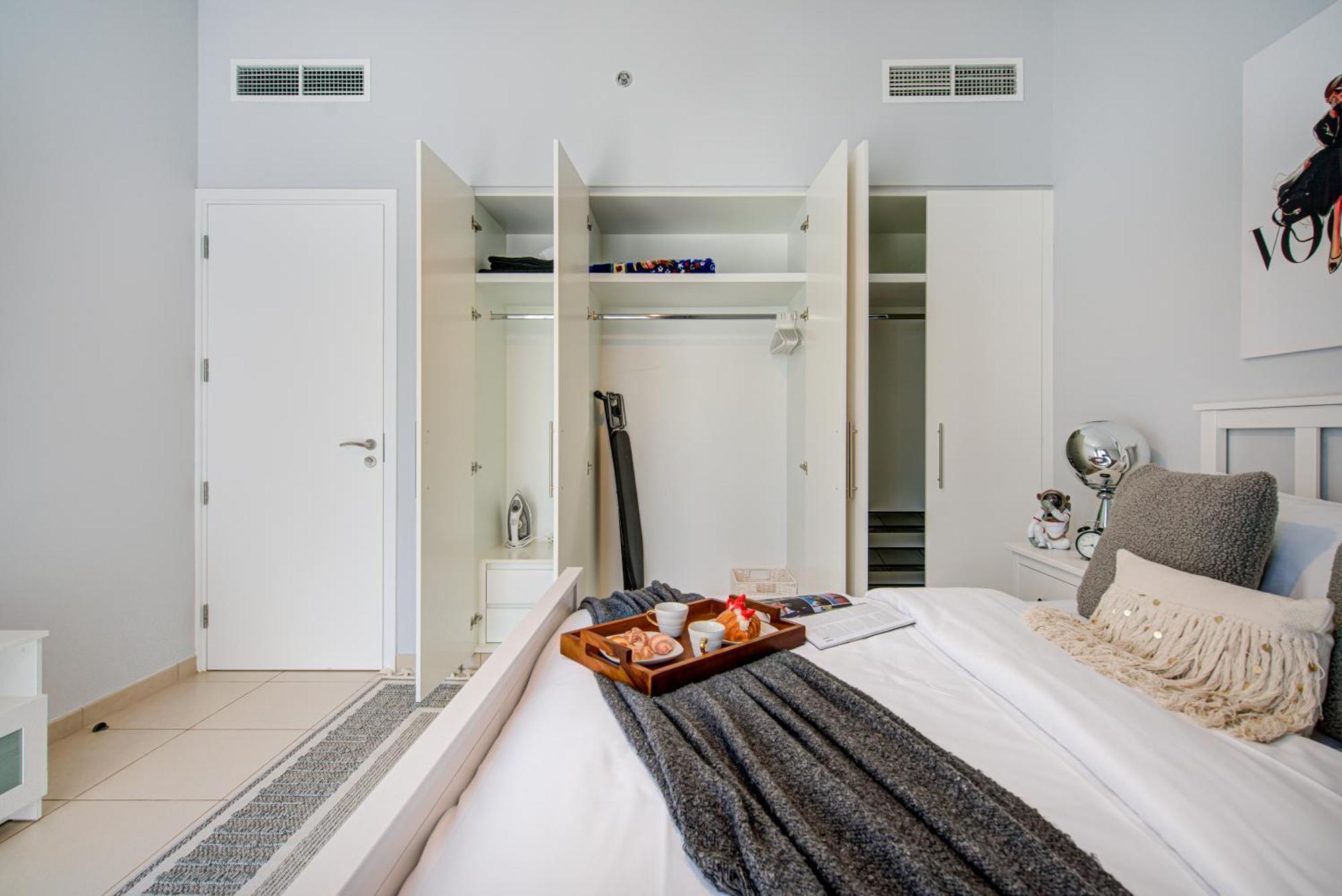 Apartment Trophy - Discover Tranquility Living In Sleek Sanctuary