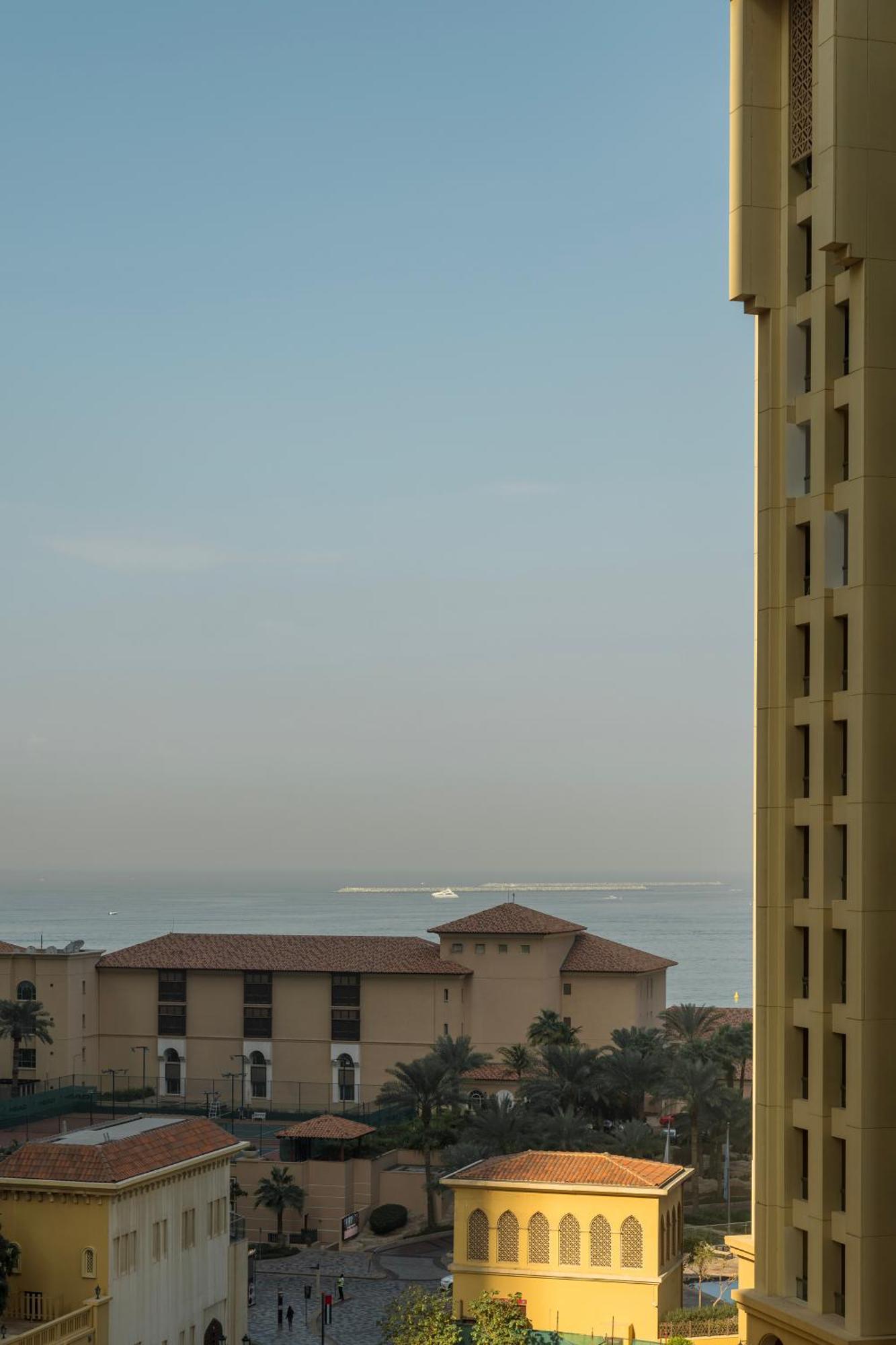 Spacious 1br Jbr Apartment *