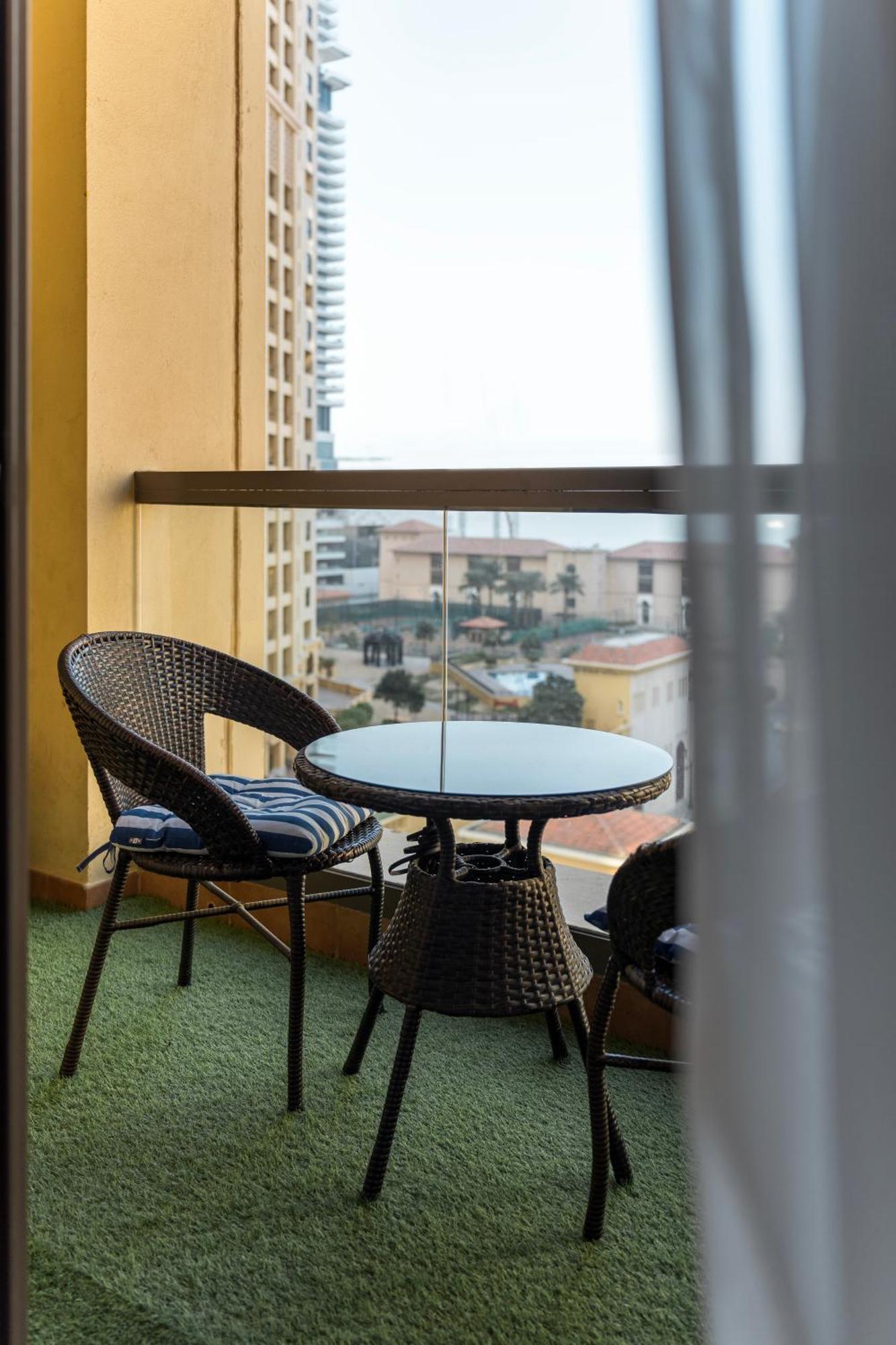 Spacious 1br Jbr Apartment
