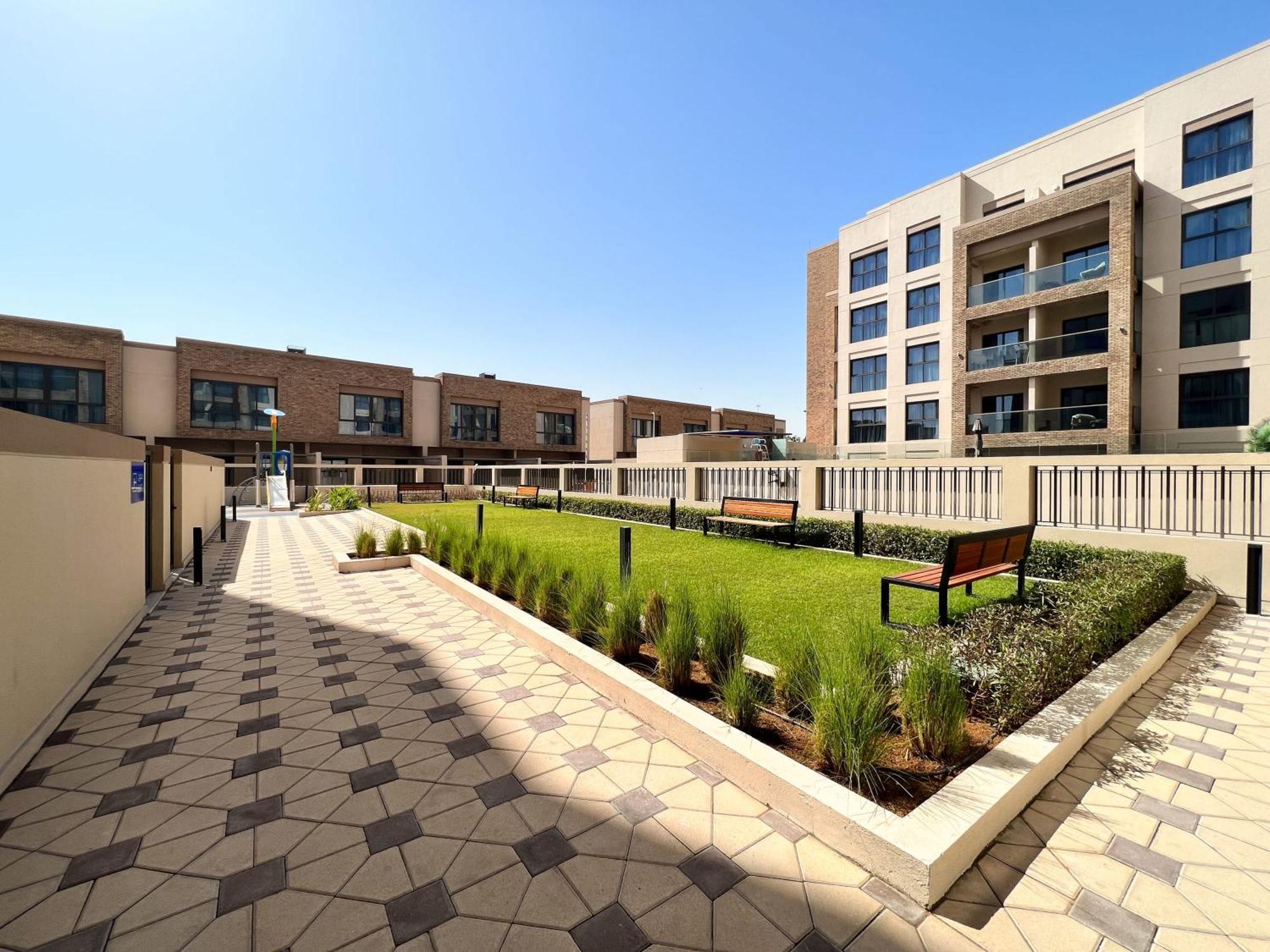Frank Porter - Eleganz 5 Apartment Dubai